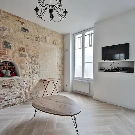 Appartement Typical Parisian Studio In Le Marais Parijs