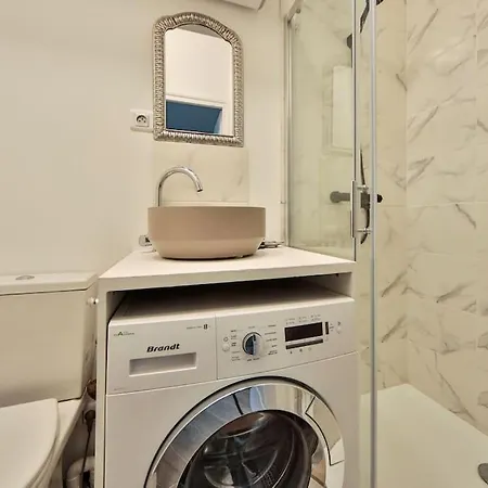Typical Parisian Studio In Le Marais Párizs