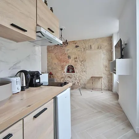 Typical Parisian Studio In Le Marais Apartman