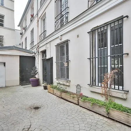 Typical Parisian Studio In Le Marais Párizs