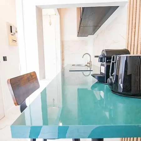 Typical Parisian In Le Marais Appartement